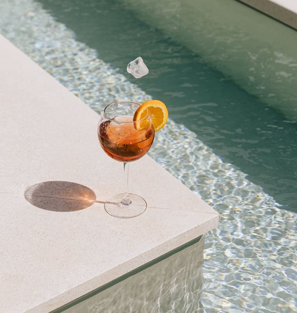 Summer Escape | &#x39C;&#x3BF;&#x3BD;&#x3B1;&#x3B4;&#x3B9;&#x3BA;&#x3AD;&#x3C2; &#x3C0;&#x3C1;&#x3BF;&#x3C3;&#x3C6;&#x3BF;&#x3C1;&#x3AD;&#x3C2; &#x3B3;&#x3B9;&#x3B1; &#x3AD;&#x3BD;&#x3B1; &#x3BC;&#x3B1;&#x3B3;&#x3B9;&#x3BA;&#x3CC; &#x3BA;&#x3B1;&#x3BB;&#x3BF;&#x3BA;&#x3B1;&#x3AF;&#x3C1;&#x3B9; &#x3C3;&#x3C4;&#x3B1; Divani Collection Hotels
