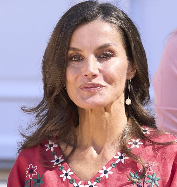 &#x397; &#x3B2;&#x3B1;&#x3C3;&#x3AF;&#x3BB;&#x3B9;&#x3C3;&#x3C3;&#x3B1; Letizia &#x3BC;&#x3B5; &#x3C4;&#x3B1; &#x3B1;&#x3B3;&#x3B1;&#x3C0;&#x3B7;&#x3BC;&#x3AD;&#x3BD;&#x3B1; &#x3C0;&#x3B1;&#x3C0;&#x3BF;&#x3CD;&#x3C4;&#x3C3;&#x3B9;&#x3B1; &#x3C4;&#x3C9;&#x3BD; royals