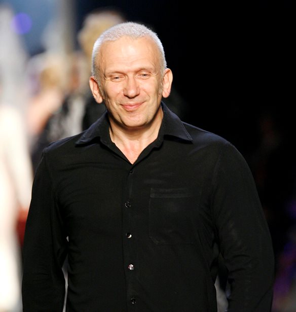 O Jean Paul Gaultier &#x3B1;&#x3C0;&#x3BF;&#x3C3;&#x3CD;&#x3C1;&#x3B5;&#x3C4;&#x3B1;&#x3B9; &#x3BF;&#x3C1;&#x3B9;&#x3C3;&#x3C4;&#x3B9;&#x3BA;&#x3AC; &#x3B1;&#x3C0;&#x3CC; &#x3C4;&#x3B9;&#x3C2; &#x3C0;&#x3B1;&#x3C3;&#x3B1;&#x3C1;&#x3AD;&#x3BB;&#x3B5;&#x3C2;