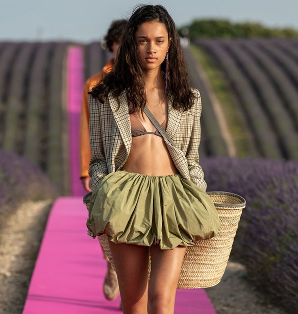 &#x391;&#x3C5;&#x3C4;&#x3AE; &#x3B5;&#x3AF;&#x3BD;&#x3B1;&#x3B9; &#x3B7; &#x3BD;&#x3AD;&#x3B1; &#x3BC;&#x3BF;&#x3CD;&#x3C3;&#x3B1; &#x3C4;&#x3BF;&#x3C5; Jacquemus