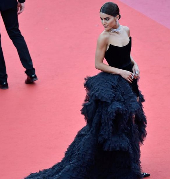 &#x3A4;&#x3BF; &#x3C6;&#x3CC;&#x3C1;&#x3B5;&#x3BC;&#x3B1; &#x3C4;&#x3B7;&#x3C2; influencer Camilla Coelho &#x3C3;&#x3C4;&#x3B9;&#x3C2; &#x39A;&#x3AC;&#x3BD;&#x3BD;&#x3B5;&#x3C2; &#x3BA;&#x3CC;&#x3C3;&#x3C4;&#x3B9;&#x3B6;&#x3B5; 1 &#x3B5;&#x3BA;&#x3B1;&#x3C4;&#x3BF;&#x3BC;&#x3BC;&#x3CD;&#x3C1;&#x3B9;&#x3BF; &#x3B4;&#x3BF;&#x3BB;&#x3AC;&#x3C1;&#x3B9;&#x3B1;