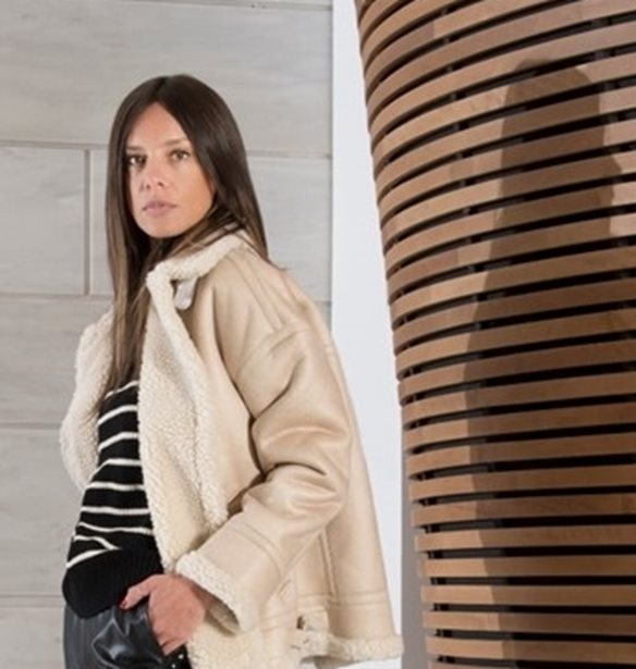 &#x397; fashion coach &#x3C4;&#x3B7;&#x3C2; Answear &#x3A7;&#x3C1;&#x3C5;&#x3C3;&#x3B9;&#x3AC;&#x3BD;&#x3BD;&#x3B1; &#x391;&#x3BD;&#x3B4;&#x3C1;&#x3B9;&#x3BF;&#x3C0;&#x3BF;&#x3CD;&#x3BB;&#x3BF;&#x3C5; &#x3BC;&#x3BF;&#x3B9;&#x3C1;&#x3AC;&#x3B6;&#x3B5;&#x3C4;&#x3B1;&#x3B9; &#x3BC;&#x3C5;&#x3C3;&#x3C4;&#x3B9;&#x3BA;&#x3AC; &#x3BC;&#x3CC;&#x3B4;&#x3B1;&#x3C2; &#x3BA;&#x3B1;&#x3B9; &#x3B3;&#x3C5;&#x3BD;&#x3B1;&#x3B9;&#x3BA;&#x3B5;&#x3AF;&#x3B1;&#x3C2; &#x3B5;&#x3BD;&#x3B4;&#x3C5;&#x3BD;&#x3AC;&#x3BC;&#x3C9;&#x3C3;&#x3B7;&#x3C2; &#x3C3;&#x3C4;&#x3BF; &#x3C0;&#x3BB;&#x3B1;&#x3AF;&#x3C3;&#x3B9;&#x3BF; &#x3C4;&#x3B7;&#x3C2; Athens Xclusive Designers Week