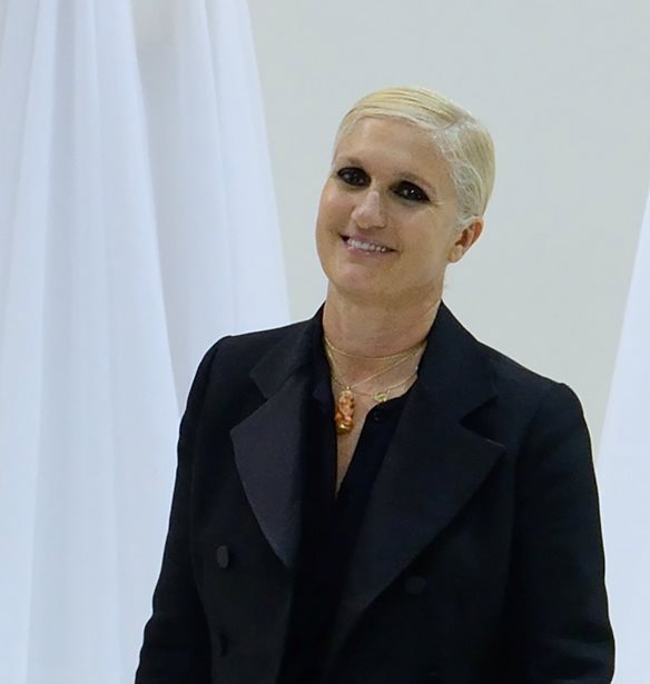 Maria Grazia Chiuri | &#x395;&#x3BE;&#x3B7;&#x3B3;&#x3B5;&#x3AF; &#x3C0;&#x3BF;&#x3B9;&#x3B1; &#x3B5;&#x3AF;&#x3BD;&#x3B1;&#x3B9; &#x3B7; &#x3AD;&#x3BC;&#x3C0;&#x3BD;&#x3B5;&#x3C5;&#x3C3;&#x3B7; &#x3C0;&#x3AF;&#x3C3;&#x3C9; &#x3B1;&#x3C0;&#x3CC; &#x3C4;&#x3B7; &#x3C3;&#x3C5;&#x3BB;&#x3BB;&#x3BF;&#x3B3;&#x3AE; Dior &#x3C0;&#x3BF;&#x3C5; &#x3B8;&#x3B1; &#x3C0;&#x3B1;&#x3C1;&#x3BF;&#x3C5;&#x3C3;&#x3B9;&#x3B1;&#x3C3;&#x3C4;&#x3B5;&#x3AF; &#x3C3;&#x3C4;&#x3B7;&#x3BD; &#x391;&#x3B8;&#x3AE;&#x3BD;&#x3B1;