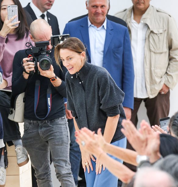 &#x397; Phoebe Philo &#x3B5;&#x3C4;&#x3BF;&#x3B9;&#x3BC;&#x3AC;&#x3B6;&#x3B5;&#x3B9; &#x3C4;&#x3B7;&#x3BD; &#x3B5;&#x3C0;&#x3B9;&#x3C3;&#x3C4;&#x3C1;&#x3BF;&#x3C6;&#x3AE; &#x3C4;&#x3B7;&#x3C2; &#x3C3;&#x3C4;&#x3B7; &#x3BC;&#x3CC;&#x3B4;&#x3B1;