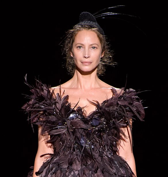 &#x397; Christy Turlington &#x3C6;&#x3C9;&#x3C4;&#x3BF;&#x3B3;&#x3C1;&#x3B1;&#x3C6;&#x3AF;&#x3B6;&#x3B5;&#x3C4;&#x3B1;&#x3B9; &#x3BC;&#x3B1;&#x3B6;&#x3AF; &#x3BC;&#x3B5; &#x3C4;&#x3BF;&#x3BD; Marc Jacobs