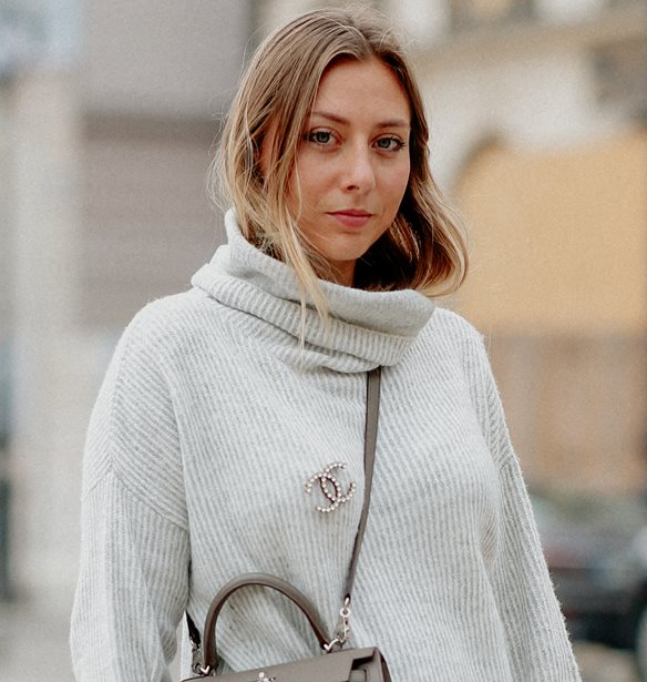 Πώς να συνδυάσεις το oversized πουλόβερ αυτό το χειμώνα