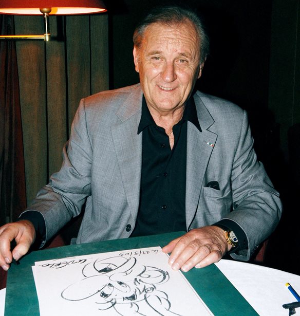 &#x388;&#x3C6;&#x3C5;&#x3B3;&#x3B5; &#x3B1;&#x3C0;&#x3CC; &#x3C4;&#x3B7; &#x3B6;&#x3C9;&#x3AE; &#x3BF; &#x3B4;&#x3B7;&#x3BC;&#x3B9;&#x3BF;&#x3C5;&#x3C1;&#x3B3;&#x3CC;&#x3C2; &#x3C4;&#x3BF;&#x3C5; Asterix, Albert Uderzo