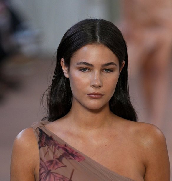 Grace Burns | &#x397; &#x3BA;&#x3CC;&#x3C1;&#x3B7; &#x3C4;&#x3B7;&#x3C2; Christy Turlington &#x3C3;&#x3B5; &#x3AD;&#x3BD;&#x3B1; &#x3B4;&#x3C5;&#x3BD;&#x3B1;&#x3BC;&#x3B9;&#x3BA;&#x3CC; catwalk &#x3C3;&#x3C4;&#x3B7; Milan Fashion Week