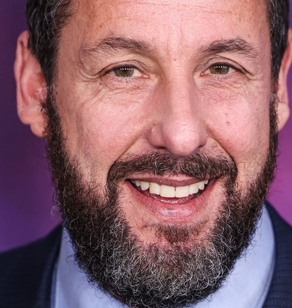 Adam Sandler | &#x3A0;&#x3BF;&#x3B6;&#x3AC;&#x3C1;&#x3B5;&#x3B9; &#x3BC;&#x3B5; &#x3C4;&#x3B9;&#x3C2; &#x3B4;&#x3CD;&#x3BF; &#x3BA;&#x3CC;&#x3C1;&#x3B5;&#x3C2; &#x3C4;&#x3BF;&#x3C5; &#x3C0;&#x3BF;&#x3C5; &#x3C4;&#x3BF;&#x3BD; &#x3AD;&#x3C7;&#x3BF;&#x3C5;&#x3BD; &#x3AE;&#x3B4;&#x3B7; &#x3C6;&#x3C4;&#x3AC;&#x3C3;&#x3B5;&#x3B9; &#x3C3;&#x3C4;&#x3BF; &#x3CD;&#x3C8;&#x3BF;&#x3C2;