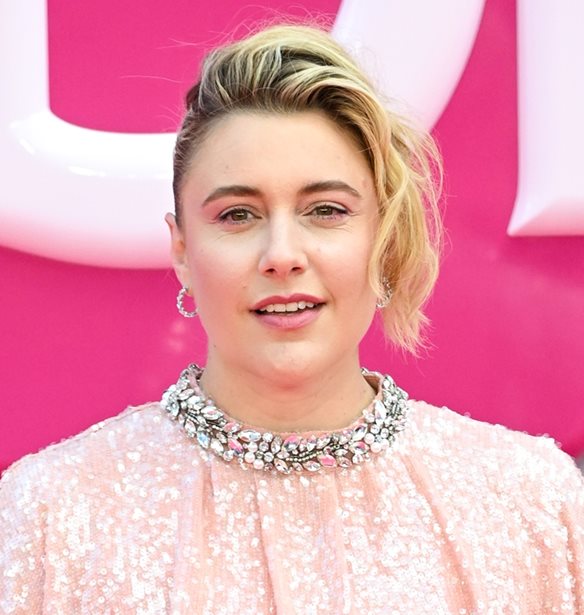 Greta Gerwig | &#x397; &#x3B4;&#x3B7;&#x3BC;&#x3B9;&#x3BF;&#x3C5;&#x3C1;&#x3B3;&#x3CC;&#x3C2; &#x3C4;&#x3B7;&#x3C2; &quot;Barbie&quot; &#x3B1;&#x3C0;&#x3BF;&#x3BA;&#x3AC;&#x3BB;&#x3C5;&#x3C8;&#x3B5; &#x3CC;&#x3C4;&#x3B9; &#x3B3;&#x3AD;&#x3BD;&#x3BD;&#x3B7;&#x3C3;&#x3B5; &#x3C0;&#x3C1;&#x3B9;&#x3BD; &#x3B1;&#x3C0;&#x3CC; 4 &#x3BC;&#x3AE;&#x3BD;&#x3B5;&#x3C2;