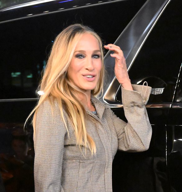 And Just Like That | &#x397; Sarah Jessica Parker &#x3B4;&#x3B7;&#x3BC;&#x3BF;&#x3C3;&#x3AF;&#x3B5;&#x3C5;&#x3C3;&#x3B5; &#x3C4;&#x3B7;&#x3BD; &#x3C0;&#x3C1;&#x3CE;&#x3C4;&#x3B7; &#x3C6;&#x3C9;&#x3C4;&#x3BF;&#x3B3;&#x3C1;&#x3B1;&#x3C6;&#x3AF;&#x3B1; &#x3B1;&#x3C0;&#x3CC; &#x3C4;&#x3B1; &#x3C0;&#x3B1;&#x3C1;&#x3B1;&#x3C3;&#x3BA;&#x3AE;&#x3BD;&#x3B9;&#x3B1; &#x3C4;&#x3B7;&#x3C2; &#x3B4;&#x3B5;&#x3CD;&#x3C4;&#x3B5;&#x3C1;&#x3B7;&#x3C2; &#x3C3;&#x3B5;&#x3B6;&#x3CC;&#x3BD;