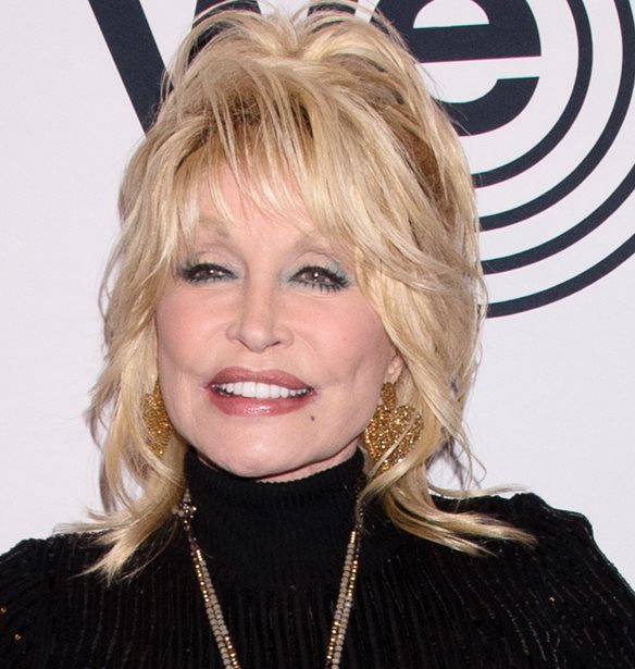 Dolly Parton | &#x393;&#x3B9;&#x3B1;&#x3C4;&#x3AF; &#x3B4;&#x3B5;&#x3BD; &#x3B1;&#x3C6;&#x3B1;&#x3B9;&#x3C1;&#x3B5;&#x3AF; &#x3C0;&#x3BF;&#x3C4;&#x3AD; &#x3C4;&#x3BF; &#x3BC;&#x3B1;&#x3BA;&#x3B9;&#x3B3;&#x3B9;&#x3AC;&#x3B6; &#x3C4;&#x3B7;&#x3C2; &#x3C0;&#x3C1;&#x3B9;&#x3BD; &#x3BA;&#x3BF;&#x3B9;&#x3BC;&#x3B7;&#x3B8;&#x3B5;&#x3AF;