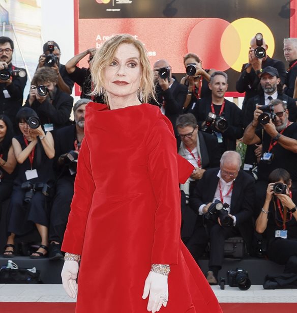 Isabelle Huppert | &#x39C;&#x3B5; &#x3B5;&#x3BD;&#x3C4;&#x3C5;&#x3C0;&#x3C9;&#x3C3;&#x3B9;&#x3B1;&#x3BA;&#x3CC; leopard Balenciaga &#x3C3;&#x3C4;&#x3BF; &#x3BA;&#x3CC;&#x3BA;&#x3BA;&#x3B9;&#x3BD;&#x3BF; &#x3C7;&#x3B1;&#x3BB;&#x3AF; &#x3C4;&#x3BF;&#x3C5; &#x3A6;&#x3B5;&#x3C3;&#x3C4;&#x3B9;&#x3B2;&#x3AC;&#x3BB; &#x39A;&#x3B9;&#x3BD;&#x3B7;&#x3BC;&#x3B1;&#x3C4;&#x3BF;&#x3B3;&#x3C1;&#x3AC;&#x3C6;&#x3BF;&#x3C5; &#x3C4;&#x3B7;&#x3C2; &#x392;&#x3B5;&#x3BD;&#x3B5;&#x3C4;&#x3AF;&#x3B1;&#x3C2;