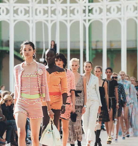 &#x397; &#x3BD;&#x3AD;&#x3B1; SS25 &#x3C3;&#x3C5;&#x3BB;&#x3BB;&#x3BF;&#x3B3;&#x3AE; &#x3C4;&#x3BF;&#x3C5; &#x3BF;&#x3AF;&#x3BA;&#x3BF;&#x3C5; Chanel &#x3B5;&#x3AF;&#x3BD;&#x3B1;&#x3B9; &#x3B1;&#x3C6;&#x3B9;&#x3B5;&#x3C1;&#x3C9;&#x3BC;&#x3AD;&#x3BD;&#x3B7; &#x3C3;&#x3C4;&#x3B9;&#x3C2; &#x3B3;&#x3C5;&#x3BD;&#x3B1;&#x3AF;&#x3BA;&#x3B5;&#x3C2; &#x3C0;&#x3BF;&#x3C5; &#x3B5;&#x3BD;&#x3AD;&#x3C0;&#x3BD;&#x3B5;&#x3B1;&#x3BD; &#x3C4;&#x3B7; Gabrielle Chanel