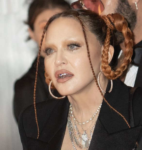 Madonna | &#x3A0;&#x3BF;&#x3B6;&#x3AC;&#x3C1;&#x3B5;&#x3B9; &#x3BC;&#x3B5; &#x3C4;&#x3BF;&#x3BD; &#x3BD;&#x3AD;&#x3BF; &#x3C4;&#x3B7;&#x3C2; &#x3C3;&#x3CD;&#x3BD;&#x3C4;&#x3C1;&#x3BF;&#x3C6;&#x3BF;- &#x3A0;&#x3BF;&#x3B9;&#x3BF;&#x3C2; &#x3B5;&#x3AF;&#x3BD;&#x3B1;&#x3B9; &#x3BF; 29&#x3C7;&#x3C1;&#x3BF;&#x3BD;&#x3BF;&#x3C2; &#x3BC;&#x3C0;&#x3BF;&#x3BE;&#x3AD;&#x3C1;, Josh Popper;