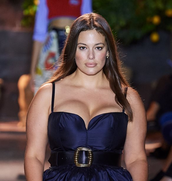 Ashley Graham | &#x394;&#x3B5;&#x3AF;&#x3C7;&#x3BD;&#x3B5;&#x3B9; &#x3BC;&#x3B5; &#x3C0;&#x3B5;&#x3C1;&#x3B7;&#x3C6;&#x3AC;&#x3BD;&#x3B9;&#x3B1; &#x3C4;&#x3B7;&#x3BD; &#x3BA;&#x3BF;&#x3B9;&#x3BB;&#x3B9;&#x3AC; &#x3C4;&#x3B7;&#x3C2; &#x3BC;&#x3B5;&#x3C4;&#x3AC; &#x3C4;&#x3B7;&#x3BD; &#x3B5;&#x3B3;&#x3BA;&#x3C5;&#x3BC;&#x3BF;&#x3C3;&#x3CD;&#x3BD;&#x3B7;