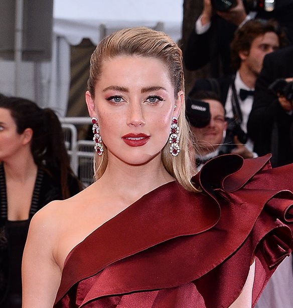 Amber Heard: &quot;&#x395;&#x3AF;&#x3BC;&#x3B1;&#x3B9; &#x3B7; &#x3BC;&#x3B1;&#x3BC;&#x3AC; &#x3BA;&#x3B1;&#x3B9; &#x3BF; &#x3BC;&#x3C0;&#x3B1;&#x3BC;&#x3C0;&#x3AC;&#x3C2; &#x3B3;&#x3B9;&#x3B1; &#x3C4;&#x3B7;&#x3BD; &#x3BA;&#x3CC;&#x3C1;&#x3B7; &#x3BC;&#x3BF;&#x3C5;&quot;