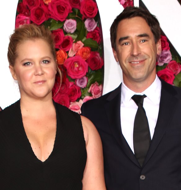&#x397; Amy Schumer &#x3BC;&#x3BF;&#x3B9;&#x3C1;&#x3AC;&#x3B6;&#x3B5;&#x3C4;&#x3B1;&#x3B9; &#x3C4;&#x3B7;&#x3BD; &#x3C0;&#x3C1;&#x3BF;&#x3C3;&#x3C9;&#x3C0;&#x3B9;&#x3BA;&#x3AE; &#x3B5;&#x3BC;&#x3C0;&#x3B5;&#x3B9;&#x3C1;&#x3AF;&#x3B1; &#x3C4;&#x3B7;&#x3C2; &#x3C5;&#x3C3;&#x3C4;&#x3B5;&#x3C1;&#x3B5;&#x3BA;&#x3C4;&#x3BF;&#x3BC;&#x3AE;&#x3C2; &#x3C4;&#x3B7;&#x3C2; &#x3BA;&#x3B1;&#x3B9; &#x3C3;&#x3C4;&#x3AD;&#x3BB;&#x3BD;&#x3B5;&#x3B9; &#x3AD;&#x3BD;&#x3B1; &#x3B7;&#x3C7;&#x3B7;&#x3C1;&#x3CC; &#x3BC;&#x3AE;&#x3BD;&#x3C5;&#x3BC;&#x3B1; &#x3C3;&#x3B5; &#x3CC;&#x3BB;&#x3B5;&#x3C2; &#x3C4;&#x3B9;&#x3C2; &#x3B3;&#x3C5;&#x3BD;&#x3B1;&#x3AF;&#x3BA;&#x3B5;&#x3C2;