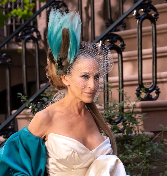 And Just Like That | &#x397; Sarah Jessica Parker &#x3BE;&#x3B1;&#x3BD;&#x3B1;&#x3C6;&#x3CC;&#x3C1;&#x3B5;&#x3C3;&#x3B5; &#x3C4;&#x3BF; iconic Vivienne Westwood &#x3BD;&#x3C5;&#x3C6;&#x3B9;&#x3BA;&#x3CC;