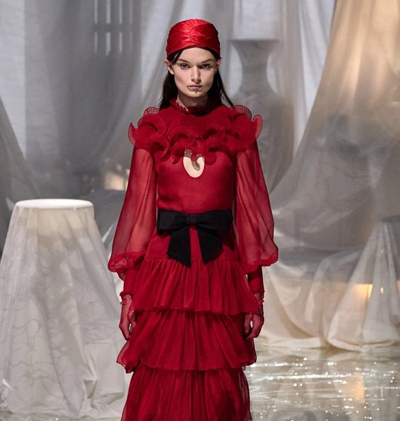 PFW | &#x3A4;&#x3BF; &#x3BD;&#x3C4;&#x3B5;&#x3BC;&#x3C0;&#x3BF;&#x3CD;&#x3C4;&#x3BF; &#x3C4;&#x3BF;&#x3C5; Alessandro Michele &#x3C3;&#x3C4;&#x3BF;&#x3BD; &#x3BF;&#x3AF;&#x3BA;&#x3BF; Valentino &#x3AE;&#x3C4;&#x3B1;&#x3BD; &#x3BA;&#x3B1;&#x3BB;&#x3CD;&#x3C4;&#x3B5;&#x3C1;&#x3BF; &#x3B1;&#x3C0;&#x3CC; &#x3CC;,&#x3C4;&#x3B9; &#x3C0;&#x3B5;&#x3C1;&#x3B9;&#x3BC;&#x3AD;&#x3BD;&#x3B1;&#x3BC;&#x3B5;