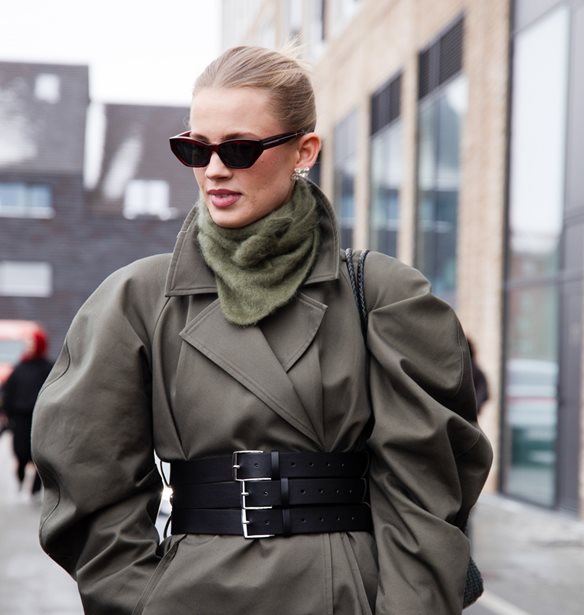 Από τη Μαδρίτη έως το Παρίσι, αυτό είναι το viral μαντήλι που φορούν όλες οι fashionistas