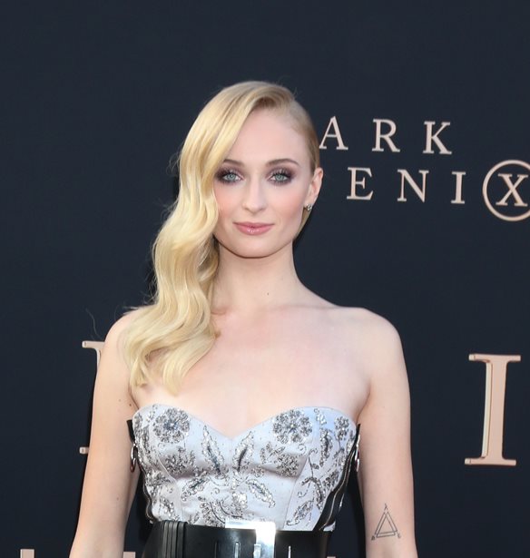 Sophie Turner | &#x3A4;&#x3BF; &#x3BD;&#x3AD;&#x3BF; &#x3C7;&#x3C1;&#x3CE;&#x3BC;&#x3B1; &#x3BC;&#x3B1;&#x3BB;&#x3BB;&#x3B9;&#x3CE;&#x3BD; &#x3C4;&#x3B7;&#x3C2; &#x3B5;&#x3AF;&#x3BD;&#x3B1;&#x3B9; &#x3B1;&#x3C5;&#x3C4;&#x3CC; &#x3C0;&#x3BF;&#x3C5; &#x3B1;&#x3BE;&#x3AF;&#x3B6;&#x3B5;&#x3B9; &#x3BD;&#x3B1; &#x3B4;&#x3BF;&#x3BA;&#x3B9;&#x3BC;&#x3AC;&#x3C3;&#x3B5;&#x3B9;&#x3C2; &#x3C4;&#x3BF; &#x3BA;&#x3B1;&#x3BB;&#x3BF;&#x3BA;&#x3B1;&#x3AF;&#x3C1;&#x3B9;