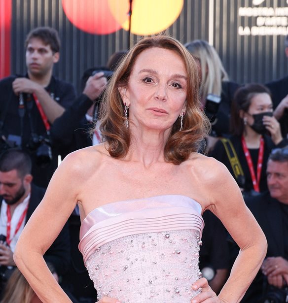 Philippine Leroy-Beaulieu | &#x397; &#x3BA;&#x3CC;&#x3C1;&#x3B7; &#x3C4;&#x3B7;&#x3C2; &quot;Sylvie Grateau&quot; &#x3B1;&#x3C0;&#x3CC; &#x3C4;&#x3BF; Emily in Paris &#x3B5;&#x3AF;&#x3BD;&#x3B1;&#x3B9; &#x3B5;&#x3BE;&#x3AF;&#x3C3;&#x3BF;&#x3C5; &#x3BA;&#x3BF;&#x3BC;&#x3C8;&#x3AE; &#x3BC;&#x3B5; &#x3C4;&#x3B7; &#x3BC;&#x3B1;&#x3BC;&#x3AC; &#x3C4;&#x3B7;&#x3C2;