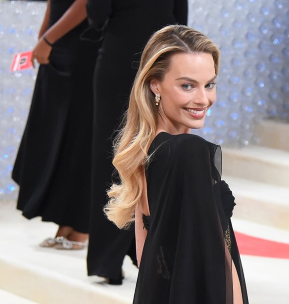 Met Gala 2023 | &#x3A4;&#x3BF; &#x3C3;&#x3C7;&#x3CC;&#x3BB;&#x3B9;&#x3BF; &#x3C4;&#x3B7;&#x3C2; Cindy Crawford &#x3B3;&#x3B9;&#x3B1; &#x3C4;&#x3B7;&#x3BD; &quot;copy-paste&quot; &#x3B5;&#x3BC;&#x3C6;&#x3AC;&#x3BD;&#x3B9;&#x3C3;&#x3B7; &#x3C4;&#x3B7;&#x3C2; Margot Robbie