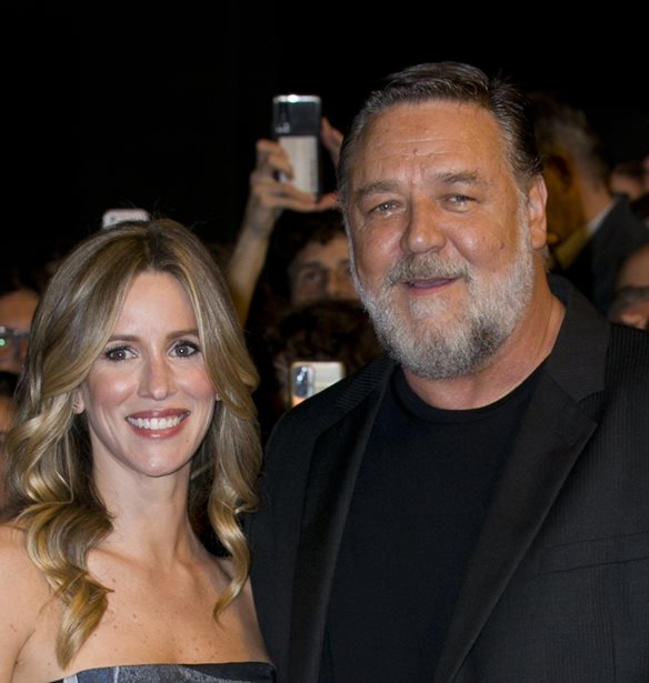 Russell Crowe | &#x388;&#x3BA;&#x3B1;&#x3BD;&#x3B5; &#x3C4;&#x3B7;&#x3BD; &#x3C0;&#x3C1;&#x3CE;&#x3C4;&#x3B7; &#x3C4;&#x3BF;&#x3C5; &#x3B5;&#x3BC;&#x3C6;&#x3AC;&#x3BD;&#x3B9;&#x3C3;&#x3B7; &#x3C3;&#x3C4;&#x3BF; &#x3BA;&#x3CC;&#x3BA;&#x3BA;&#x3B9;&#x3BD;&#x3BF; &#x3C7;&#x3B1;&#x3BB;&#x3AF; &#x3BC;&#x3B5; &#x3C4;&#x3B7; &#x3BD;&#x3AD;&#x3B1; &#x3C3;&#x3CD;&#x3BD;&#x3C4;&#x3C1;&#x3BF;&#x3C6;&#x3CC; &#x3C4;&#x3BF;&#x3C5;