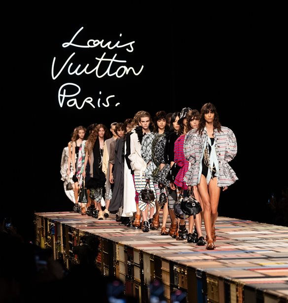 &#x397; &quot;soft power&quot; &#x3C3;&#x3C5;&#x3BB;&#x3BB;&#x3BF;&#x3B3;&#x3AE; &#x3C4;&#x3BF;&#x3C5; &#x3BF;&#x3AF;&#x3BA;&#x3BF;&#x3C5; Louis Vuitton &#x3B3;&#x3B9;&#x3B1; &#x3C4;&#x3B7; &#x3AC;&#x3BD;&#x3BF;&#x3B9;&#x3BE;&#x3B7; &#x3BA;&#x3B1;&#x3B9; &#x3C4;&#x3BF; &#x3BA;&#x3B1;&#x3BB;&#x3BF;&#x3BA;&#x3B1;&#x3AF;&#x3C1;&#x3B9; &#x3C4;&#x3BF;&#x3C5; 2025