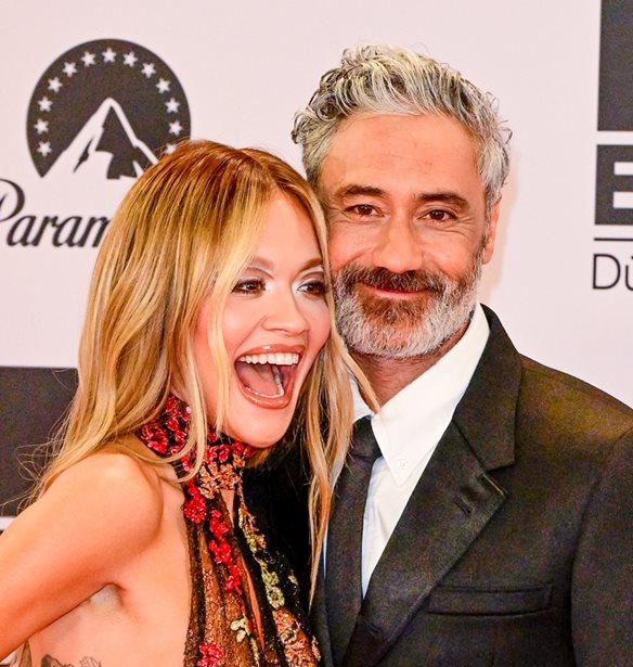 H Rita Ora &#x3B1;&#x3C0;&#x3AC;&#x3BD;&#x3C4;&#x3B7;&#x3C3;&#x3B5; &#x3C3;&#x3C4;&#x3B9;&#x3C2; &#x3C6;&#x3AE;&#x3BC;&#x3B5;&#x3C2; &#x3C0;&#x3B5;&#x3C1;&#x3AF; &#x3C3;&#x3C7;&#x3AD;&#x3C3;&#x3B7;&#x3C2; &#x3BC;&#x3B5; &#x3C4;&#x3BF;&#x3BD; Taika Waititi &#x3BA;&#x3B1;&#x3B9; &#x3C4;&#x3B7;&#x3BD; Tessa Thompson