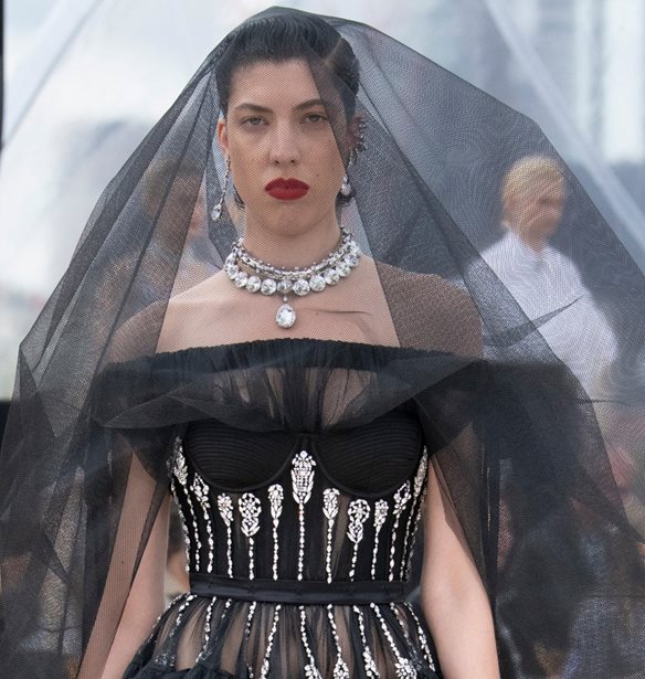 Alexander McQueen S22 | Η επιστροφή του οίκου στο Λονδίνο