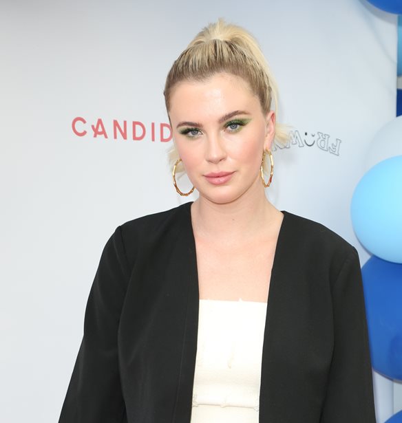 Ireland Baldwin | &#x397; &#x3BA;&#x3CC;&#x3C1;&#x3B7; &#x3C4;&#x3B7;&#x3C2; Kim Basinger &#x3BA;&#x3B1;&#x3B9; &#x3C4;&#x3BF;&#x3C5; Alec Balwin &#x3BC;&#x3B9;&#x3BB;&#x3AC;&#x3B5;&#x3B9; &#x3B3;&#x3B9;&#x3B1; &#x3C4;&#x3BF;&#x3BD; &#x3B5;&#x3B8;&#x3B9;&#x3C3;&#x3BC;&#x3CC; &#x3C4;&#x3B7;&#x3C2; &#x3C3;&#x3B5; &#x3BF;&#x3C5;&#x3C3;&#x3AF;&#x3B5;&#x3C2; &#x3BA;&#x3B1;&#x3B9; &#x3B1;&#x3BB;&#x3BA;&#x3BF;&#x3CC;&#x3BB;