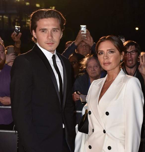Victoria Beckham | &#x39F; &#x3BB;&#x3CC;&#x3B3;&#x3BF;&#x3C2; &#x3C0;&#x3BF;&#x3C5; &#x3AD;&#x3BA;&#x3B1;&#x3BD;&#x3B5; &#x3C4;&#x3B7; Nicola Peltz &#x3BD;&#x3B1; &#x3B2;&#x3AC;&#x3BB;&#x3B5;&#x3B9; &#x3C4;&#x3B1; &#x3BA;&#x3BB;&#x3AC;&#x3BC;&#x3B1;&#x3C4;&#x3B1; &#x3C3;&#x3C4;&#x3B7; &#x3B4;&#x3B5;&#x3BE;&#x3AF;&#x3C9;&#x3C3;&#x3B7; &#x3C4;&#x3BF;&#x3C5; &#x3B3;&#x3AC;&#x3BC;&#x3BF;&#x3C5; &#x3C4;&#x3B7;&#x3C2; &#x3BC;&#x3B5; &#x3C4;&#x3BF;&#x3BD; Brooklyn Beckham