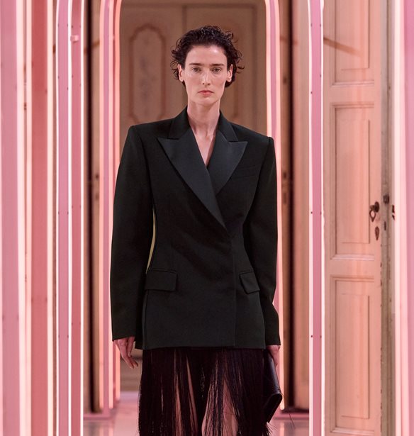 &#x3A0;&#x3CE;&#x3C2; &#x3B7; Elisabetta Franchi &#x3B5;&#x3C0;&#x3B1;&#x3BD;&#x3B1;&#x3C0;&#x3C1;&#x3BF;&#x3C3;&#x3B4;&#x3B9;&#x3BF;&#x3C1;&#x3AF;&#x3B6;&#x3B5;&#x3B9; &#x3B3;&#x3B9;&#x3B1; &#x3C4;&#x3B7;&#x3BD; &#x3BA;&#x3BF;&#x3BC;&#x3C8;&#x3CC;&#x3C4;&#x3B7;&#x3C4;&#x3B1; &#x3BC;&#x3AD;&#x3C3;&#x3B1; &#x3B1;&#x3C0;&#x3CC; &#x3C4;&#x3B7;&#x3BD; SS26 &#x3C3;&#x3C5;&#x3BB;&#x3BB;&#x3BF;&#x3B3;&#x3AE;