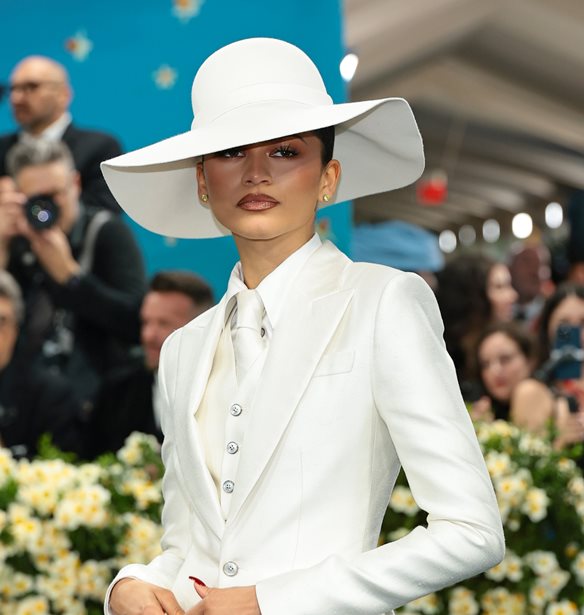 Met Gala 2025 | &#x397; Zendaya &#x3B5;&#x3BC;&#x3C0;&#x3BD;&#x3B5;&#x3CD;&#x3C3;&#x3C4;&#x3B7;&#x3BA;&#x3B5; &#x3B1;&#x3C0;&#x3CC; &#x3C4;&#x3BF; &#x3BD;&#x3C5;&#x3C6;&#x3B9;&#x3BA;&#x3CC; look &#x3C4;&#x3B7;&#x3C2; Bianca Jagger &#x3C3;&#x3C4;&#x3B1; &#x27;70s