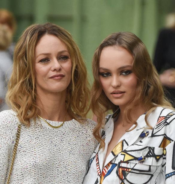 Lily-Rose Depp | &#x397; &#x3B1;&#x3C0;&#x3AC;&#x3BD;&#x3C4;&#x3B7;&#x3C3;&#x3AE; &#x3C4;&#x3B7;&#x3C2; &#x3C3;&#x3B5; &#x3CC;&#x3C3;&#x3BF;&#x3C5;&#x3C2; &#x3C0;&#x3B9;&#x3C3;&#x3C4;&#x3B5;&#x3CD;&#x3BF;&#x3C5;&#x3BD; &#x3C0;&#x3C9;&#x3C2; &#x3B7; &#x3B5;&#x3C0;&#x3B9;&#x3C4;&#x3C5;&#x3C7;&#x3AF;&#x3B1; &#x3C4;&#x3B7;&#x3C2; &#x3BF;&#x3C6;&#x3B5;&#x3AF;&#x3BB;&#x3B5;&#x3C4;&#x3B1;&#x3B9; &#x3C3;&#x3C4;&#x3BF;&#x3C5;&#x3C2; &#x3B3;&#x3BF;&#x3BD;&#x3B5;&#x3AF;&#x3C2; &#x3C4;&#x3B7;&#x3C2;