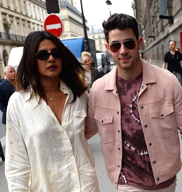 Nick Jonas - Priyanka Chopra | &#x393;&#x3B9;&#x3CC;&#x3C1;&#x3C4;&#x3B1;&#x3C3;&#x3B1;&#x3BD; &#x3BC;&#x3B5; &#x3C4;&#x3B7;&#x3BD; &#x3BA;&#x3CC;&#x3C1;&#x3B7; &#x3C4;&#x3BF;&#x3C5;&#x3C2; &#x3C4;&#x3B7;&#x3BD; &#x3C0;&#x3B9;&#x3BF; &#x3C3;&#x3B7;&#x3BC;&#x3B1;&#x3BD;&#x3C4;&#x3B9;&#x3BA;&#x3AE; &#x3B3;&#x3B9;&#x3BF;&#x3C1;&#x3C4;&#x3AE; &#x3C4;&#x3BF;&#x3C5; &#x399;&#x3BD;&#x3B4;&#x3BF;&#x3C5;&#x3B9;&#x3C3;&#x3BC;&#x3BF;&#x3CD; &#x2013; &#x39F;&#x3B9; &#x3BF;&#x3B9;&#x3BA;&#x3BF;&#x3B3;&#x3B5;&#x3BD;&#x3B5;&#x3B9;&#x3B1;&#x3BA;&#x3AD;&#x3C2; &#x3C6;&#x3C9;&#x3C4;&#x3BF;&#x3B3;&#x3C1;&#x3B1;&#x3C6;&#x3AF;&#x3B5;&#x3C2;
