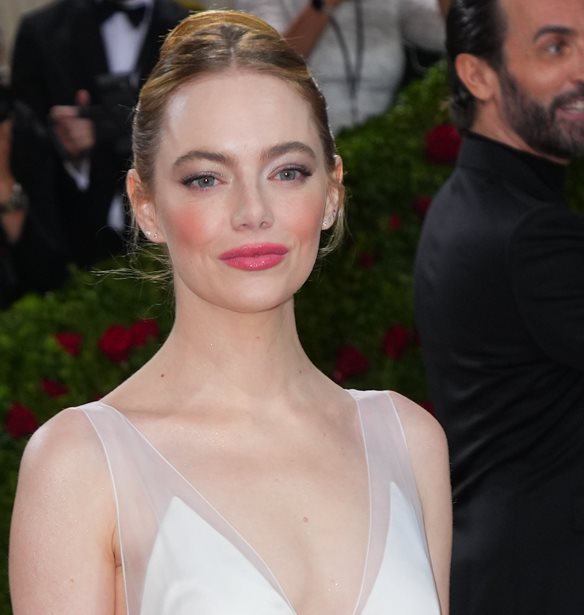 &#x397; Emma Stone &#x3C6;&#x3CC;&#x3C1;&#x3B5;&#x3C3;&#x3B5; &#x3C4;&#x3BF; &#x3BD;&#x3C5;&#x3C6;&#x3B9;&#x3BA;&#x3CC; &#x3C4;&#x3B7;&#x3C2; &#x3C3;&#x3C4;&#x3BF; &#x3C6;&#x3B5;&#x3C4;&#x3B9;&#x3BD;&#x3CC; Met Gala