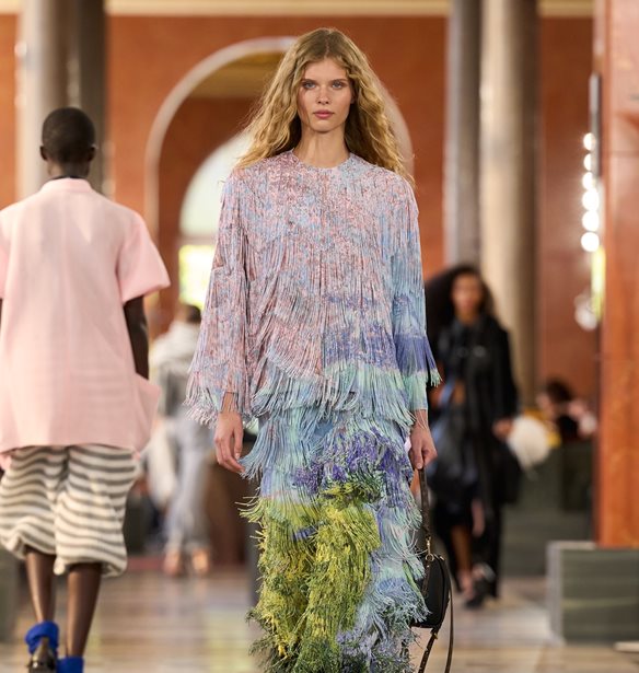 Louis Vuitton SS26 | &#x397; &quot;Art de Vivre&quot; &#x3C3;&#x3C5;&#x3BB;&#x3BB;&#x3BF;&#x3B3;&#x3AE; &#x3BC;&#x3AC;&#x3C2; &#x3C0;&#x3C1;&#x3BF;&#x3C3;&#x3BA;&#x3B1;&#x3BB;&#x3B5;&#x3AF; &#x3BD;&#x3B1; &#x3BD;&#x3C4;&#x3C5;&#x3BD;&#x3CC;&#x3BC;&#x3B1;&#x3C3;&#x3C4;&#x3B5; &#x3C0;&#x3C1;&#x3CE;&#x3C4;&#x3B1; &#x3B3;&#x3B9;&#x3B1; &#x3C4;&#x3BF;&#x3BD; &#x3B5;&#x3B1;&#x3C5;&#x3C4;&#x3CC; &#x3BC;&#x3B1;&#x3C2;