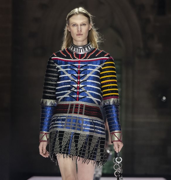Louis Vuitton Cruise 2026 | &#x388;&#x3BD;&#x3B1; &#x3C3;&#x3CD;&#x3B3;&#x3C7;&#x3C1;&#x3BF;&#x3BD;&#x3BF; &#x3BC;&#x3B5;&#x3C3;&#x3B1;&#x3B9;&#x3C9;&#x3BD;&#x3B9;&#x3BA;&#x3CC; &#x3C0;&#x3B1;&#x3C1;&#x3B1;&#x3BC;&#x3CD;&#x3B8;&#x3B9; &#x3B3;&#x3B9;&#x3B1; &#x3C4;&#x3B7;&#x3BD; &#x3C4;&#x3AD;&#x3C7;&#x3BD;&#x3B7; &#x3C4;&#x3B7;&#x3C2; &#x3BC;&#x3CC;&#x3B4;&#x3B1;&#x3C2;