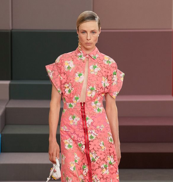 Fendi SS26 | &#x397; Silvia Venturini Fendi &#x3B1;&#x3C0;&#x3BF;&#x3C7;&#x3B1;&#x3B9;&#x3C1;&#x3B5;&#x3C4;&#x3AC; &#x3C4;&#x3B7;&#x3BD; &#x3AE;&#x3C3;&#x3C5;&#x3C7;&#x3B7; &#x3C0;&#x3BF;&#x3BB;&#x3C5;&#x3C4;&#x3AD;&#x3BB;&#x3B5;&#x3B9;&#x3B1; &#x3BC;&#x3B5; &#x3BC;&#x3AF;&#x3B1; &#x3AD;&#x3BA;&#x3C1;&#x3B7;&#x3BE;&#x3B7; &#x3C7;&#x3C1;&#x3C9;&#x3BC;&#x3AC;&#x3C4;&#x3C9;&#x3BD; &#x3BA;&#x3B1;&#x3B9; &#x3BC;&#x3BF;&#x3C4;&#x3AF;&#x3B2;&#x3C9;&#x3BD;