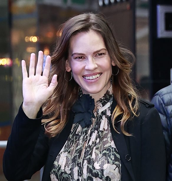 Hilary Swank | &#x3A3;&#x3B5; &#x3C0;&#x3C1;&#x3BF;&#x3C7;&#x3C9;&#x3C1;&#x3B7;&#x3BC;&#x3AD;&#x3BD;&#x3B7; &#x3B5;&#x3B3;&#x3BA;&#x3C5;&#x3BC;&#x3BF;&#x3C3;&#x3CD;&#x3BD;&#x3B7; &#x3C0;&#x3BF;&#x3B6;&#x3AC;&#x3C1;&#x3B5;&#x3B9; &#x3C3;&#x3C4;&#x3B7;&#x3BD; &#x3BA;&#x3BF;&#x3C5;&#x3B6;&#x3AF;&#x3BD;&#x3B1; &#x3C4;&#x3BF;&#x3C5; &#x3C3;&#x3C0;&#x3B9;&#x3C4;&#x3B9;&#x3BF;&#x3CD; &#x3C4;&#x3B7;&#x3C2;