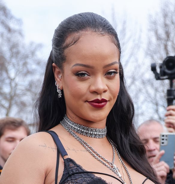 Rihanna | &#x39F;&#x3B9; &#x3BD;&#x3AD;&#x3B5;&#x3C2; &#x3C6;&#x3C9;&#x3C4;&#x3BF;&#x3B3;&#x3C1;&#x3B1;&#x3C6;&#x3AF;&#x3B5;&#x3C2; &#x3BA;&#x3B1;&#x3B9; &#x3C4;&#x3B1; &#x3B2;&#x3AF;&#x3BD;&#x3C4;&#x3B5;&#x3BF; &#x3BC;&#x3B5; &#x3C4;&#x3BF; &#x3BC;&#x3C9;&#x3C1;&#x3CC; &#x3C4;&#x3B7;&#x3C2; &#x3BB;&#x3AF;&#x3B3;&#x3B5;&#x3C2; &#x3B7;&#x3BC;&#x3AD;&#x3C1;&#x3B5;&#x3C2; &#x3C0;&#x3C1;&#x3B9;&#x3BD; &#x3C4;&#x3B1; &#x38C;&#x3C3;&#x3BA;&#x3B1;&#x3C1;