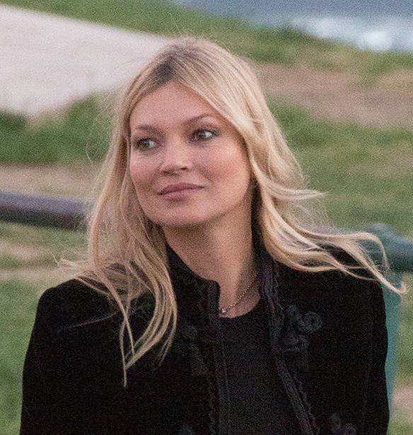 Kate Moss | &#x397; &#x3C5;&#x3C0;&#x3BF;&#x3C3;&#x3C4;&#x3AE;&#x3C1;&#x3B9;&#x3BE;&#x3B7; &#x3C3;&#x3C4;&#x3BF;&#x3BD; Johnny Depp, &#x3B7; &#x3C3;&#x3CD;&#x3BD;&#x3B4;&#x3B5;&#x3C3;&#x3AE; &#x3C4;&#x3BF;&#x3C5; &#x3BF;&#x3BD;&#x3CC;&#x3BC;&#x3B1;&#x3C4;&#x3CC;&#x3C2; &#x3C4;&#x3B7;&#x3C2; &#x3BC;&#x3B5; &#x3C4;&#x3B9;&#x3C2; &#x3BF;&#x3C5;&#x3C3;&#x3AF;&#x3B5;&#x3C2; &#x3BA;&#x3B1;&#x3B9; &#x3B7; &#x3B1;&#x3BC;&#x3C6;&#x3B9;&#x3BB;&#x3B5;&#x3B3;&#x3CC;&#x3BC;&#x3B5;&#x3BD;&#x3B7; Calvin Klein &#x3C6;&#x3C9;&#x3C4;&#x3BF;&#x3B3;&#x3C1;&#x3AC;&#x3C6;&#x3B9;&#x3C3;&#x3B7;