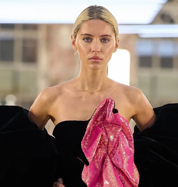 Iris Law | H &#x3BA;&#x3CC;&#x3C1;&#x3B7; &#x3C4;&#x3BF;&#x3C5; Jude Law &#x3BA;&#x3B1;&#x3B9; &#x3C4;&#x3B7;&#x3C2; Sadie Frost &#x3B5;&#x3AF;&#x3BD;&#x3B1;&#x3B9; &#x3C4;&#x3BF; &#x3B1;&#x3C0;&#x3CC;&#x3BB;&#x3C5;&#x3C4;&#x3BF; It-Girl &#x3C4;&#x3B7;&#x3C2; Gen-Z &#x3BC;&#x3CC;&#x3B4;&#x3B1;&#x3C2;