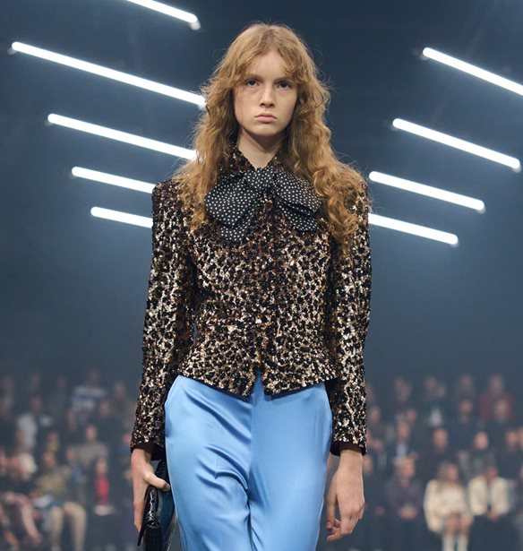 Πώς θα ντυθείς κομψά τα Χριστούγεννα και την Πρωτοχρονιά σύμφωνα με τους οίκους μόδας