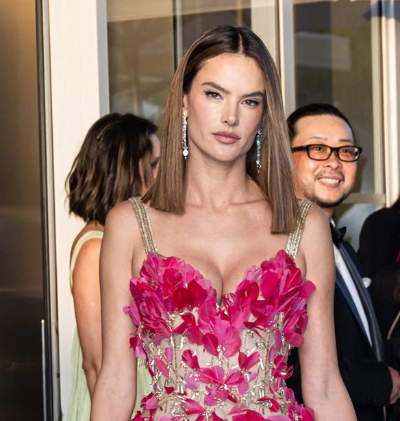 Naomi Campbell &#x2013; Alessandra Ambrosio | &#x39C;&#x3B5; &#x3C0;&#x3B1;&#x3C1;&#x3CC;&#x3BC;&#x3BF;&#x3B9;&#x3B1; floral &#x3C6;&#x3BF;&#x3C1;&#x3AD;&#x3BC;&#x3B1;&#x3C4;&#x3B1; &#x3C3;&#x3C4;&#x3B9;&#x3C2; &#x39A;&#x3AC;&#x3BD;&#x3BD;&#x3B5;&#x3C2;