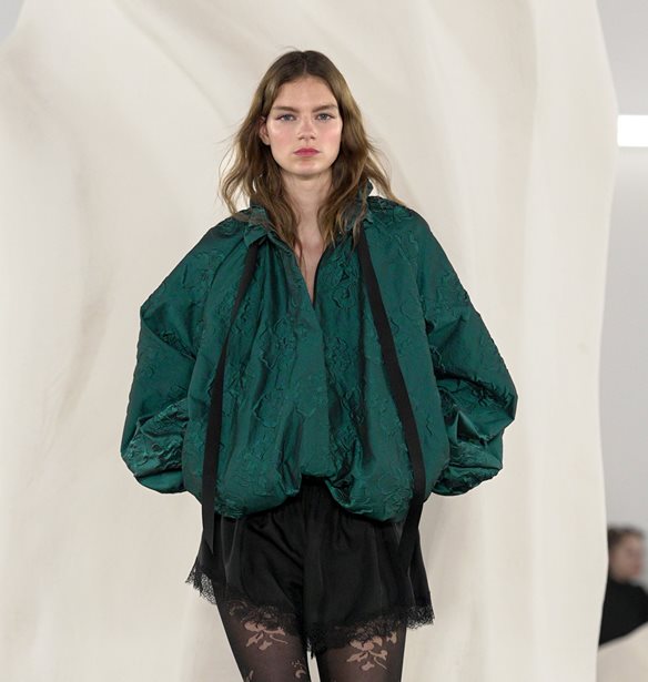 Ulla Johnson FW 2026 -2027 | Ένα χρωματιστό αντίδοτο στο γκρίζο της εποχής