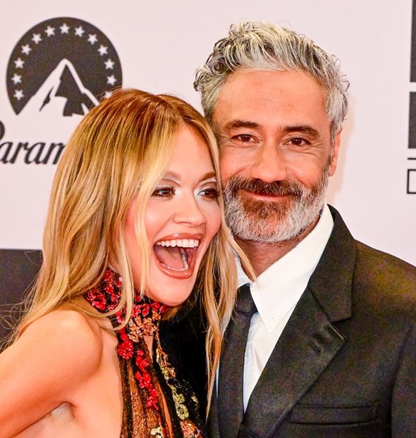 Rita Ora - Taika Waititi | &#x397; &#x3C0;&#x3C1;&#x3CE;&#x3C4;&#x3B7; &#x3BA;&#x3BF;&#x3B9;&#x3BD;&#x3AE; &#x3B5;&#x3BC;&#x3C6;&#x3AC;&#x3BD;&#x3B9;&#x3C3;&#x3B7; &#x3BC;&#x3B5;&#x3C4;&#x3AC; &#x3C4;&#x3BF; &#x3B3;&#x3AC;&#x3BC;&#x3BF; &#x3C4;&#x3BF;&#x3C5;&#x3C2; &#x3C3;&#x3C4;&#x3B7; &#x3C3;&#x3BA;&#x3B7;&#x3BD;&#x3AE; &#x3C4;&#x3C9;&#x3BD; MTV EMAs